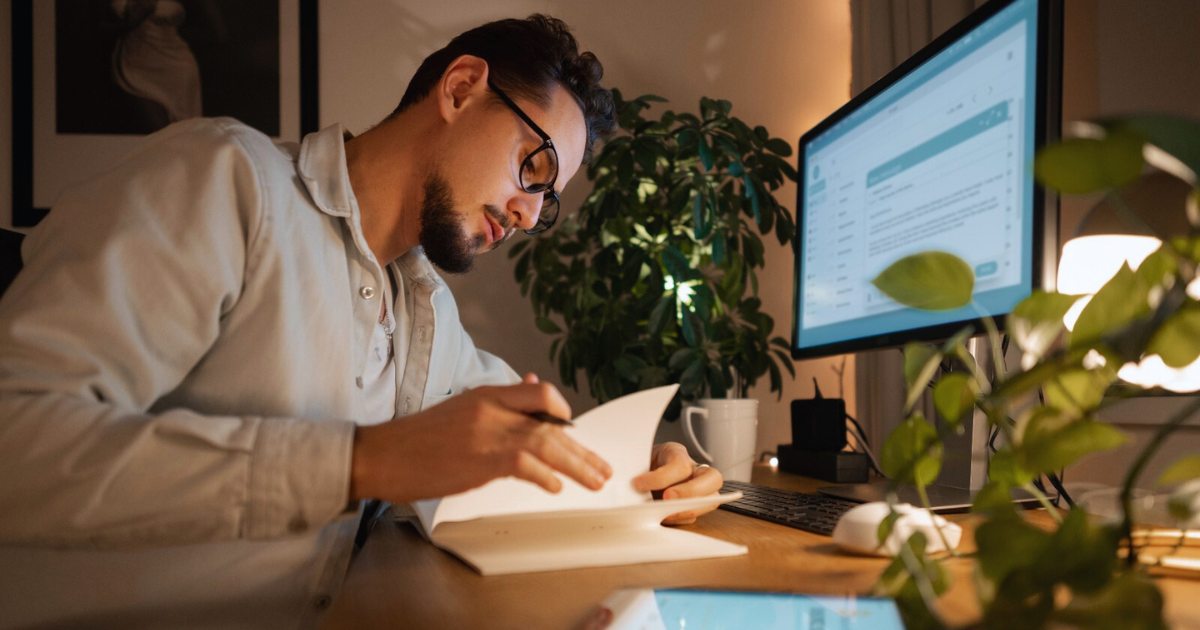 Trabalho híbrido deixa trabalhadores felizes, corta custo de empresas e reduz demissões, diz estudo