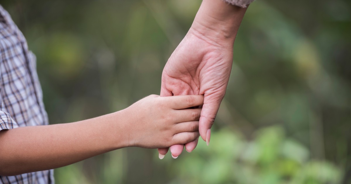 Mãe aciona Justiça contra seguradora após reajuste de 379% em plano de saúde do filho autista