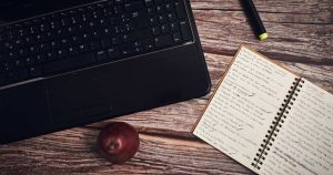 Wikipédia suspende teste com resumos de IA após críticas de editores